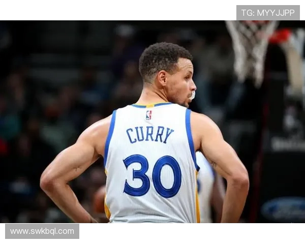 斯蒂芬库里引领新时代篮球风潮展现精准投射与领袖魅力 斯蒂芬库里引领新时代篮球风潮展现精准投射与领袖魅力